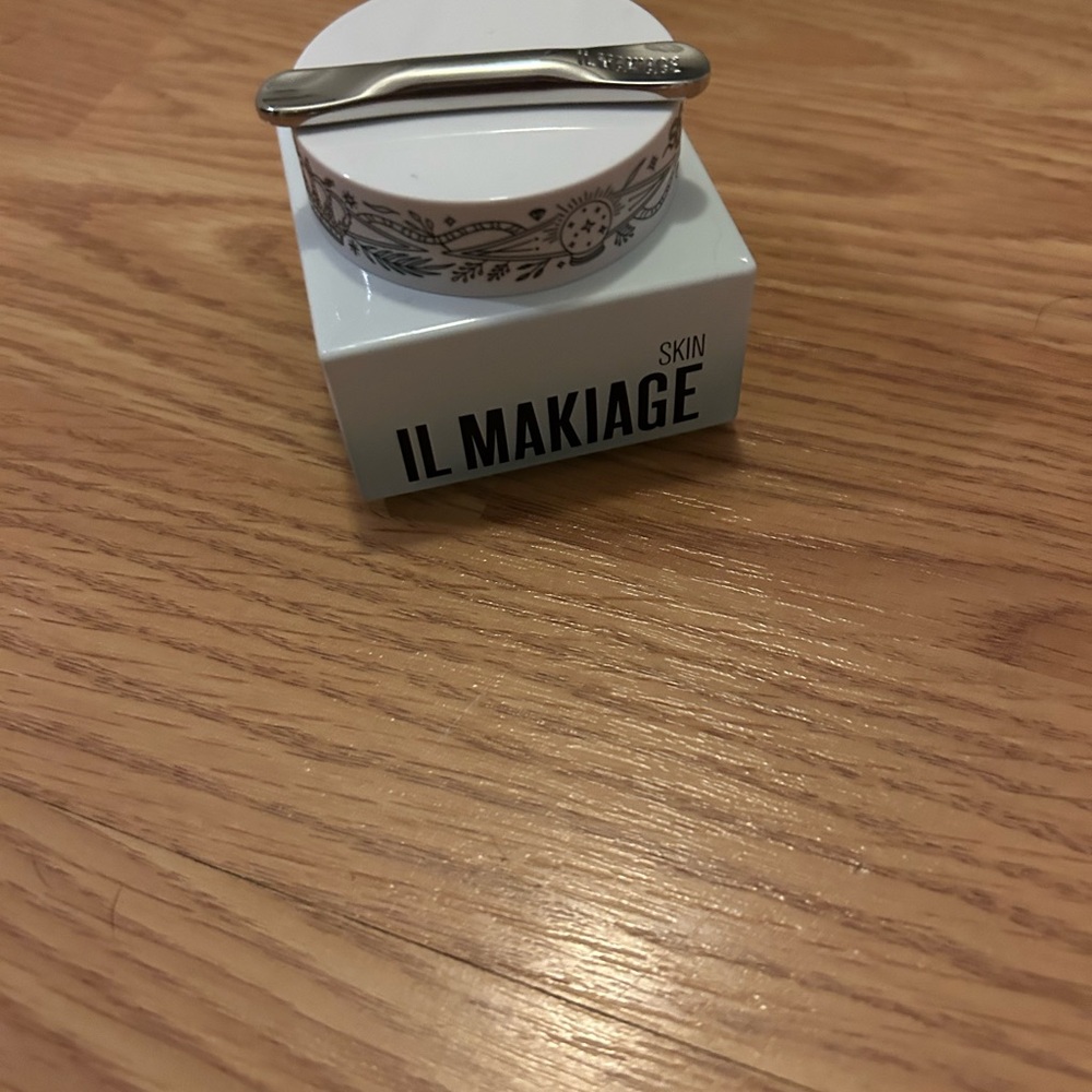 IL MAKIAGE White Skin Cream with Silver Applicator